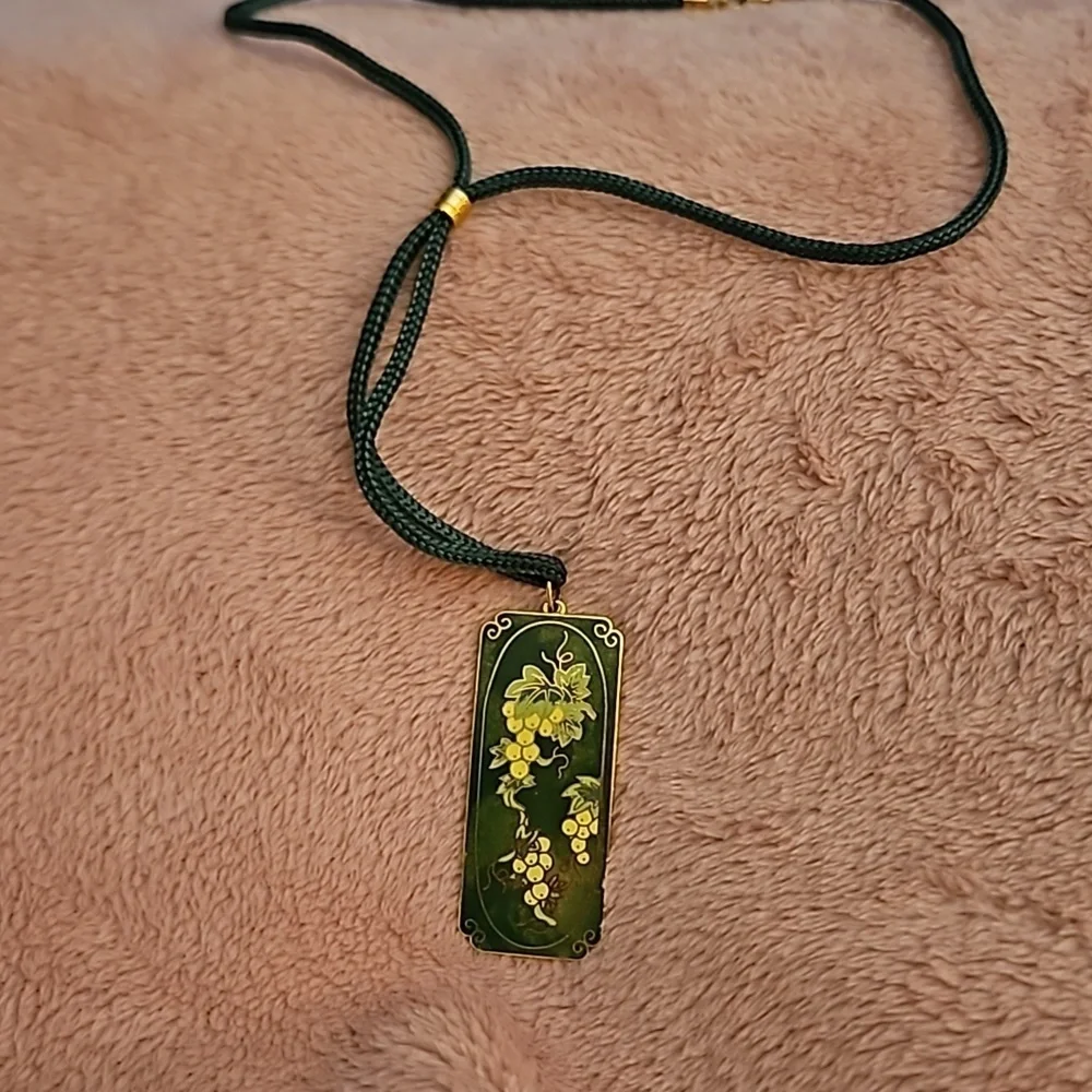 Vintage Green Vertical Cloisonne Grapes Rope Necklace